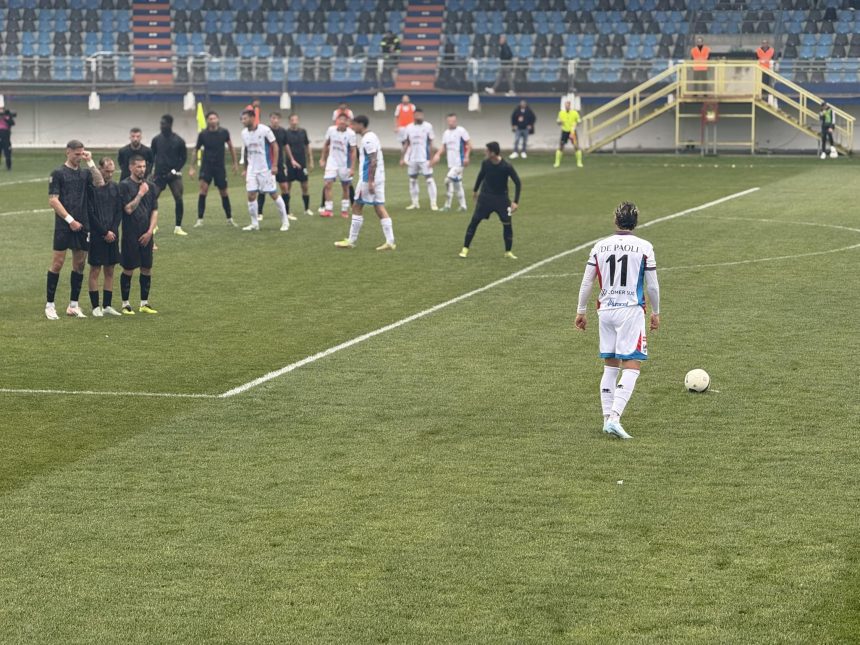 Catania, Latina, Serie C, girone C, vittoria, 4-1, rimonta, Jiménez, doppietta, gol, Montalto, rigore, Saccani, autogol, classifica, Toscano, Boscaglia, Di Gennaro, Rapisarda, Dini, Lunetta, Zacchi, Ekuban, Marenco, De Paoli, Frisenna, partita, calcio, campionato, risultato, cronaca